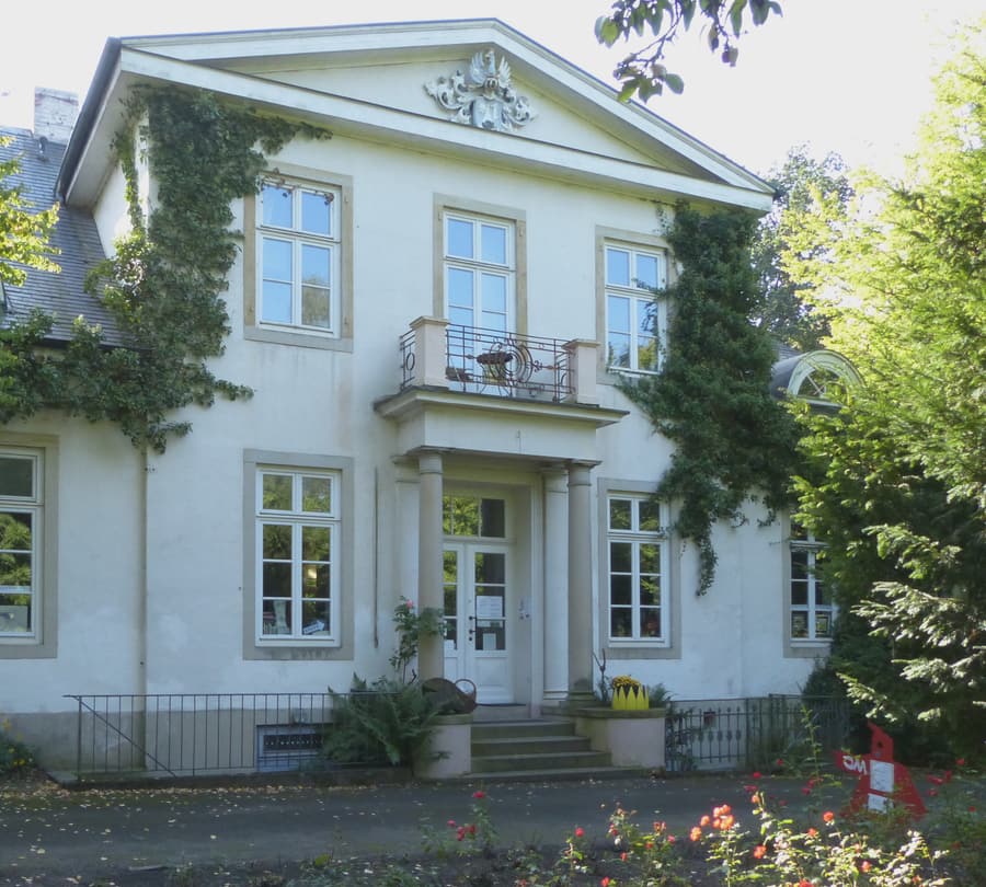 Klassizistische Villa Haus Lesmona von 1814 mit efeuberankter Fassade am hohen Ufer der Lesum in Bremen-Burglesum