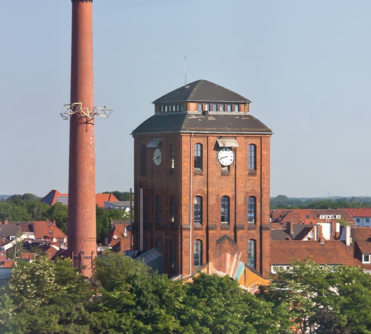 Der backsteinerne Uhrturm und Schornstein des Kulturzentrums Schlachthof, Wahrzeichen im Bremer Stadtteil Findorff