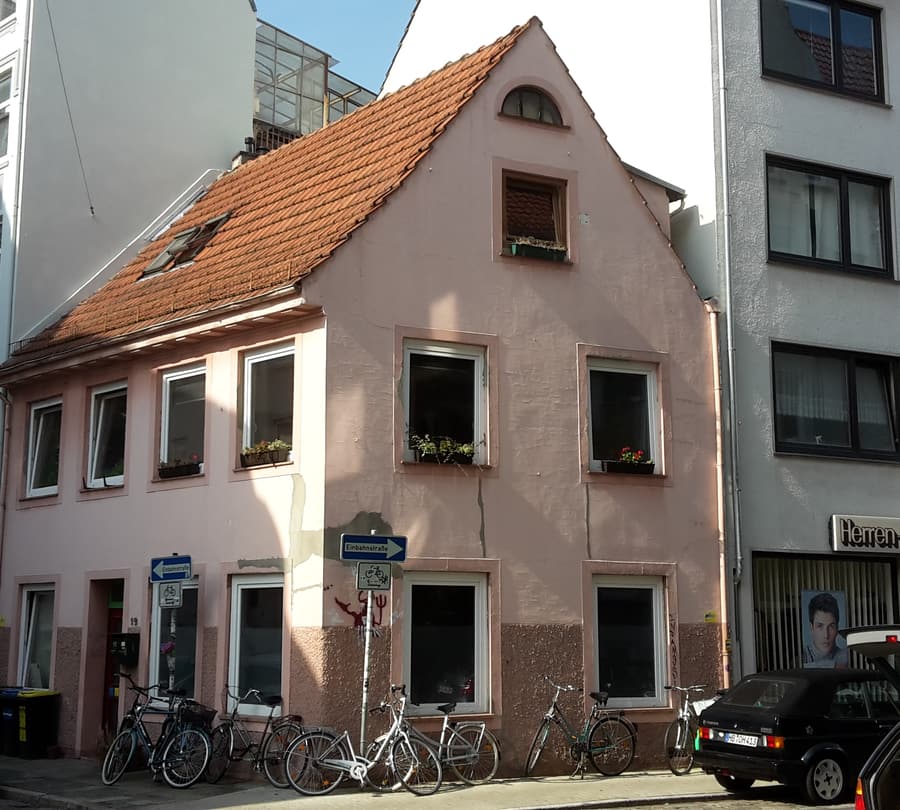 Giebelständiges Wohnhaus in der Bremer Neustadt, Ecke Kleine Annenstraße/Rolandstraße, zwischen höheren Nachbargebäuden