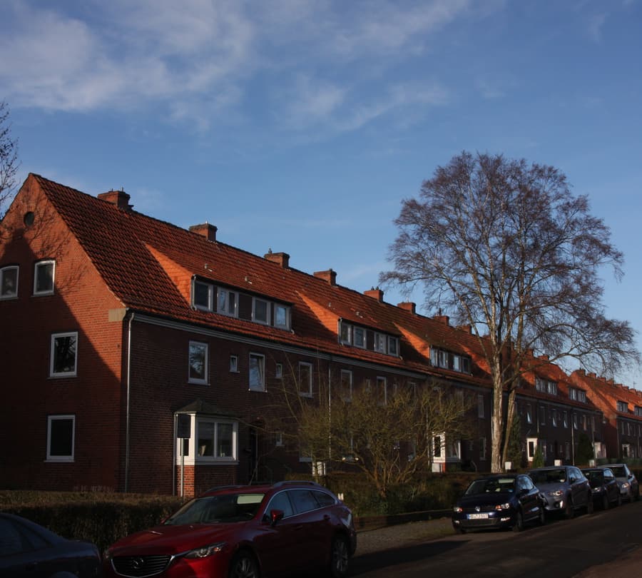 Backsteinzeile der denkmalgeschützten Focke-Wulf-Siedlung in Bremen-Kattenturm mit steilen Ziegeldächern