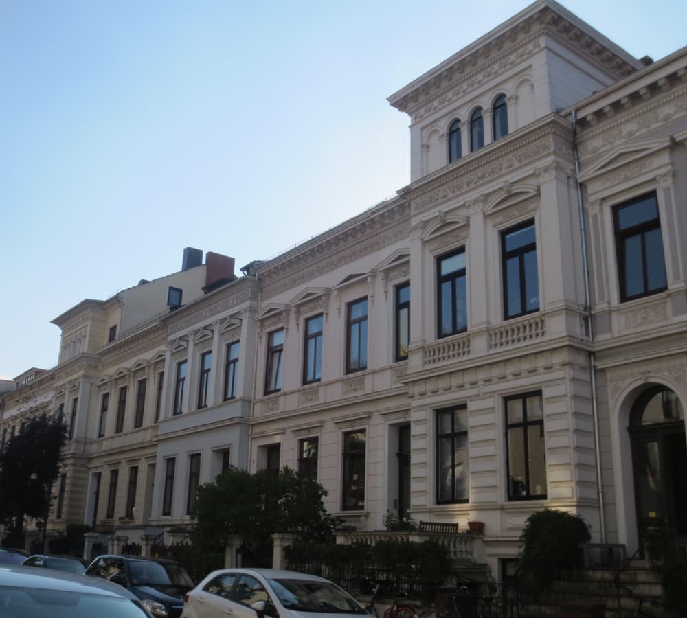 Reihe historischer Bremer Häuser mit Stuckfassaden in der Keplerstraße im Bremer Viertel