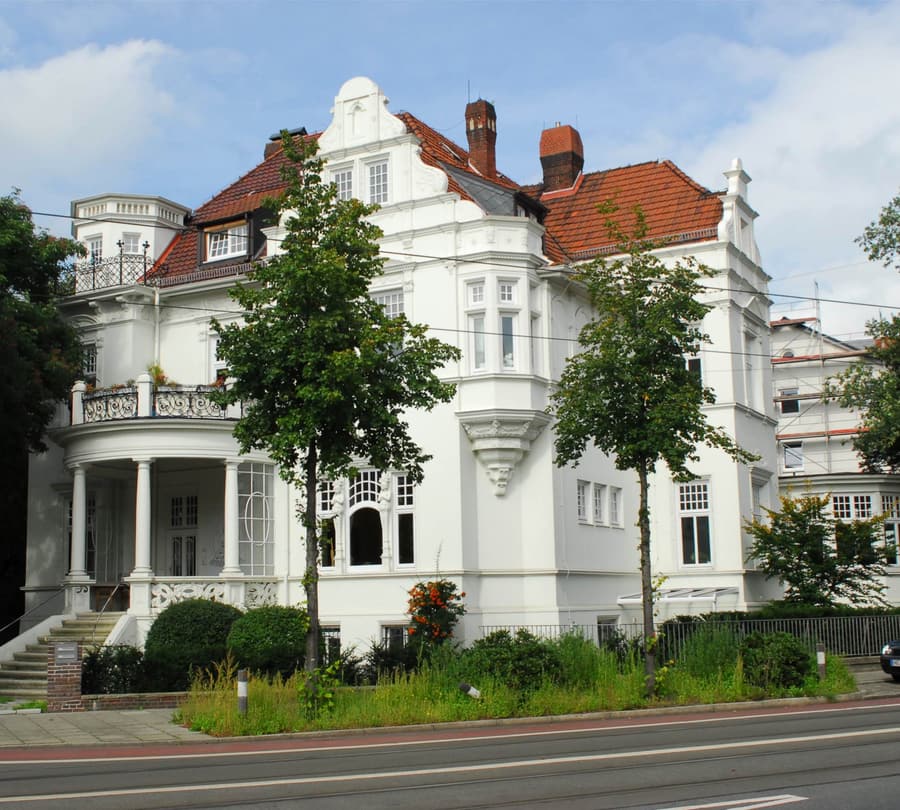 Denkmalgeschützte Villa Korff mit rotem Ziegeldach und Erkern an der Parkallee in Bremen-Schwachhausen